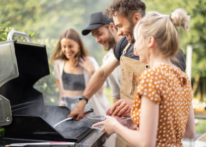 Freunde beim Grillen: Vorsicht an alle Fleischtiger