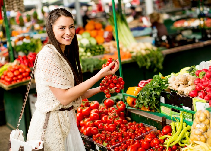 Bunte Ernährung = gesunde Ernährung? Frau kauft Gemüse