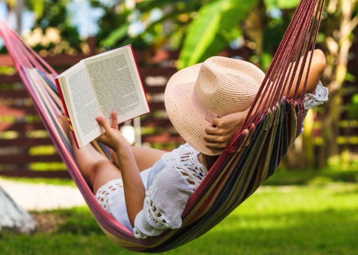 Frau in Hängematte - was der Darm im Sommer braucht